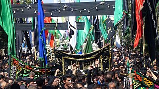 Fahnentr&auml;ger und Menschenmassen - Nord-Iran: Land und Leute