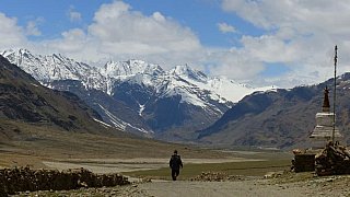 Fu&szlig;g&auml;nger in der Weite der Berglandschaft - Zanskar: Landschaft