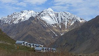 Zeltcamp vor den schneebedeckten Nun Kun Bergen - Zanskar: Essen & Schlafen
