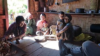 Damenrunde im Dorf am Mt. Victoria - West-Myanmar: Land und Leute
