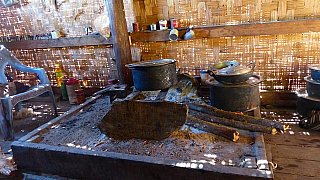 Einfache Kochstelle in einem Chin-Haus - West-Myanmar: Land und Leute