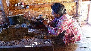 Chin-Dame beim Teekochen - West-Myanmar: Land und Leute