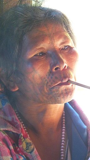 Chin-Dame mit Pfeife - West-Myanmar: Land und Leute