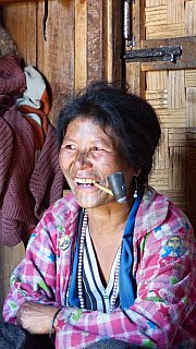 Chin-Dame mit Pfeife - West-Myanmar: Land und Leute