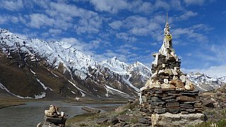 Chorten am Suru-Flu&szlig; und vor schneebedeckten Bergen. - Zanskar: Landschaft