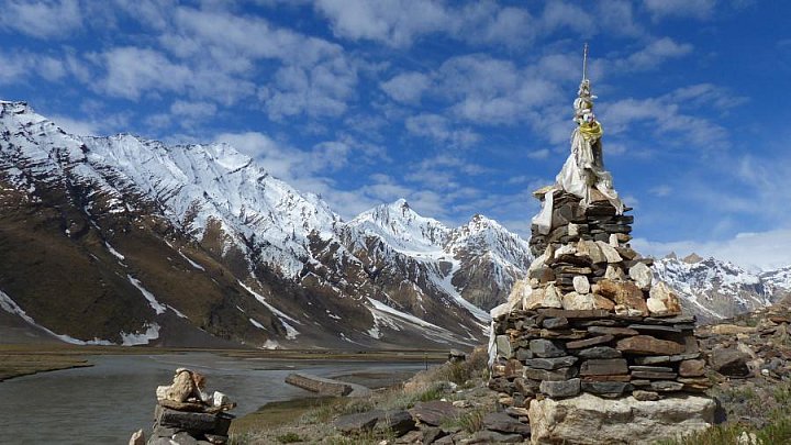 Chorten am Suru-Flu&szlig; und vor schneebedeckten Bergen. - Zanskar: Landschaft