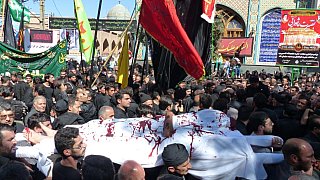 Gefallene Kampfopfer werden durch die Stra&szlig;en getragen. - Nord-Iran: Land und Leute