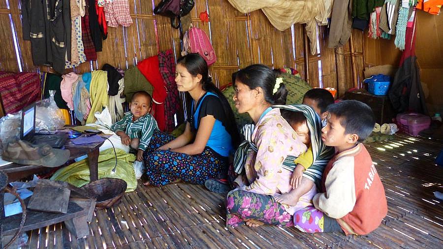 Chiin-Damen mit Kindern beim Filmschauen - West-Myanmar: Land und Leute
