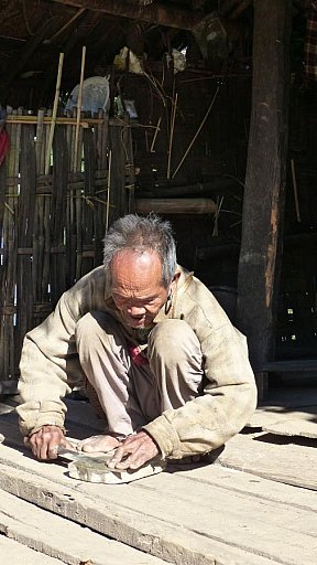 &Auml;lterer Chin auf der Veranda seines Hauses - West-Myanmar: Land und Leute