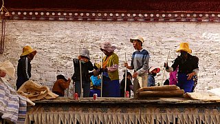 Stampfen des Daches des Thongdral Tempels - Zentral-Tibet: Land und Leute