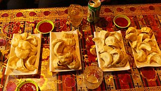 Momos ged&uuml;nstet und fritiert  - Zentral-Tibet: Essen & Schlafen