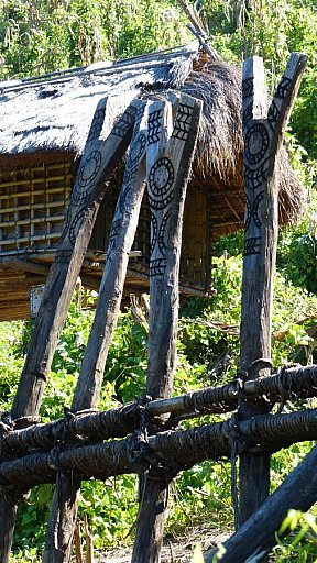 Opferpf&auml;le vor einem Chin-Haus - West-Myanmar: Land und Leute