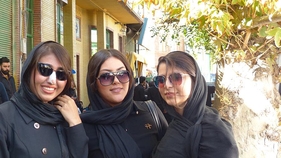 Drei Iranerinnen unterwegs auf dem Ashoura-Fest in Ardebil - Nord-Iran: Land und Leute