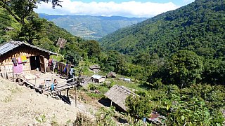 Weiter Blick &uuml;ber das Dorf und die Chin-Berge - West-Myanmar: Land und Leute