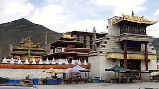 Eingangstor zum Klostergel&auml;nde in Samye - Zentral-Tibet: Sehensw&uuml;rdigkeiten