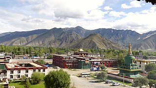 Der gr&uuml;ne ist einer von vier Chorten, die das Kloster Samye umgeben - Zentral-Tibet: Sehensw&uuml;rdigkeiten