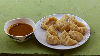 Momos mit pikanter Sauce - Ladakh: Essen & Schlafen