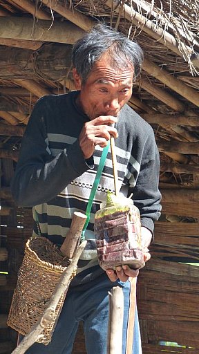 Chin-Mann mit Selbstgebranntem - West-Myanmar: Land und Leute