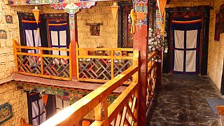 Innenhof im Shambala Palace Hotel - Zentral-Tibet: Essen & Schlafen