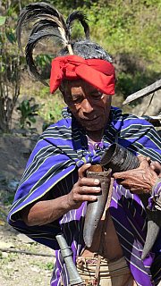 Chin-Mann mit Selbstgebranntem im B&uuml;ffelhorn - West-Myanmar: Land und Leute