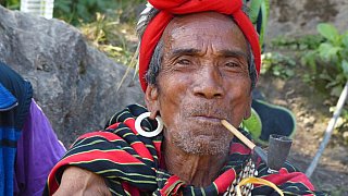 Pfeifenrauchender Chin-Mann - West-Myanmar: Land und Leute