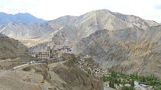 Kloster Lamayuru inmitten wilder Felsenlandschaft - Ladakh: Landschaft