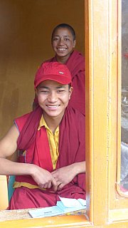 Novize im Ticket-H&auml;uschen des Lamayuru Klosters - Ladakh: Land-und-Leute