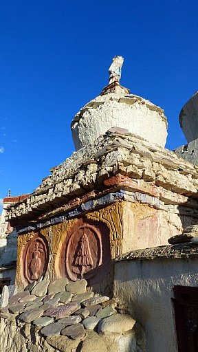 Chorten mit sch&ouml;nem Steinrelief am Lamayuru Kloster - Ladakh: Sehensw&uuml;rdigkeiten