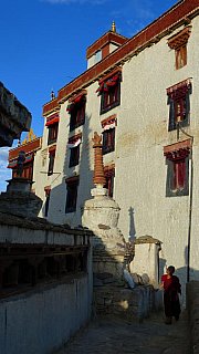 Novize beim abendlichen Pilgerrundgang um das Kloster - Ladakh: Sehensw&uuml;rdigkeiten