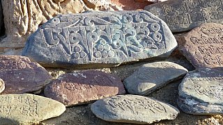 Manisteine beim Lamayuru Kloster - Ladakh: Land-und-Leute