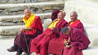 M&ouml;nche in der Abendsonne - Ladakh: Land-und-Leute