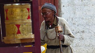 Ladakhi dreht Gebetsm&uuml;hlen - Ladakh: Land-und-Leute