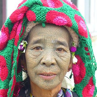Chin-Dame mit t&auml;towierten Punkten - West-Myanmar: Land und Leute