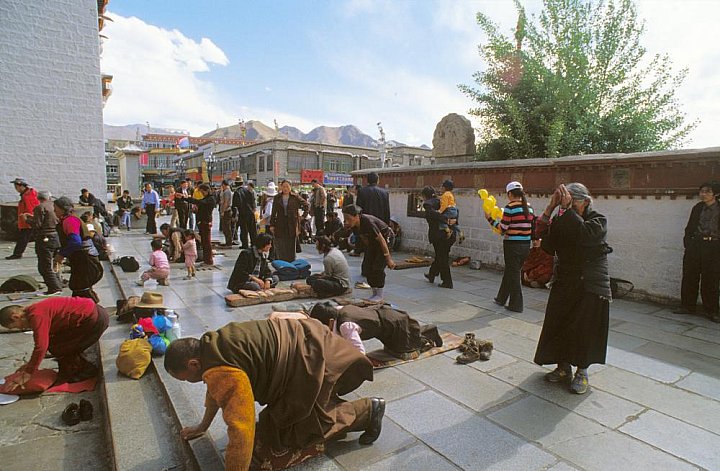 Tibetische Pilger vor dem Jokhang Tempel - Zentral-Tibet: Sehensw&uuml;rdigkeiten