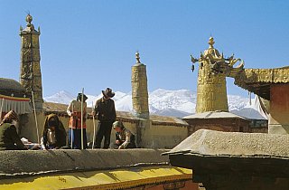 2006 Stampfen des Daches in Sera - Zentral-Tibet: Land und Leute
