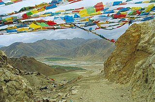2006 - Gebetsfahnen beim Ganden Kloster - Zentral-Tibet: Landschaft