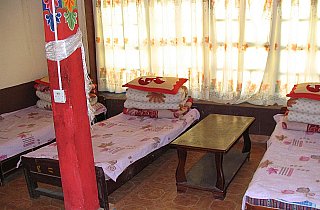 2006 - Zimmer im G&auml;stehaus beim Ganden Kloster - Zentral-Tibet: Essen & Schlafen