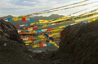 2006 - Gebetsfahnen im Abendlicht - Zentral-Tibet: Landschaft