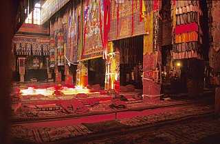 2006 - Versammmlungshalle im Ganden Klostser - Zentral-Tibet: Sehensw&uuml;rdigkeiten