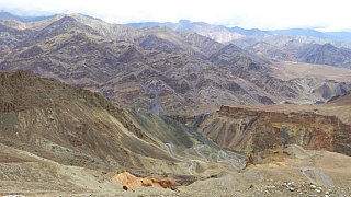 Serpentinen hinunter ins Tal - Ladakh: Landschaft