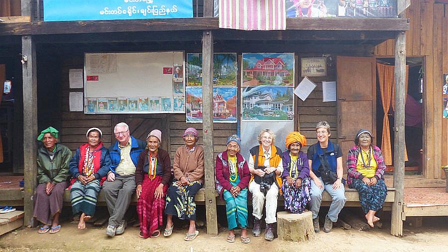 Gruppenbild mit den Chin-Seniorinnen im Altenheim - West-Myanmar: Land und Leute