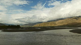 Fahrt entlang des Yarlung Tsangpo Flusses - Zentral-Tibet: Landschaft