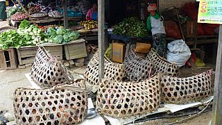 H&uuml;hnerk&auml;fige auf dem Bazar von Mindat - West-Myanmar: Land und Leute