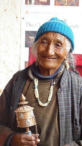 Dame mit Gebetsm&uuml;hle - Ladakh: Land-und-Leute