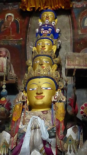 Statue des 11k&ouml;pfigen Avalokiteshvara im Wanla Kloster - Ladakh: Sehensw&uuml;rdigkeiten