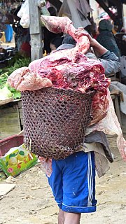 Fleischlieferung auf dem Bazar von Mindat - West-Myanmar: Land und Leute