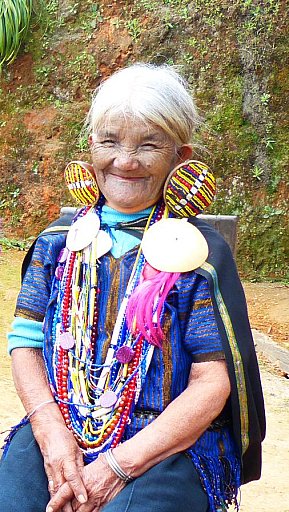 Betagte Chin-Dame Daw Yaw Hting. in Mindat - West-Myanmar: Land und Leute