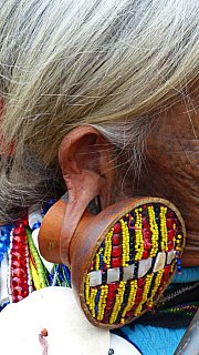 Ohrschmuck von Daw Yaw Hting in Mindat - West-Myanmar: Land und Leute
