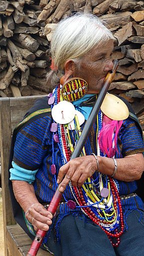 Daw Yaw Hting spielt Nasenfl&ouml;te. - West-Myanmar: Land und Leute