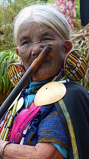 Nasenfl&ouml;tenspiel von Daw Yaw Hting - West-Myanmar: Land und Leute